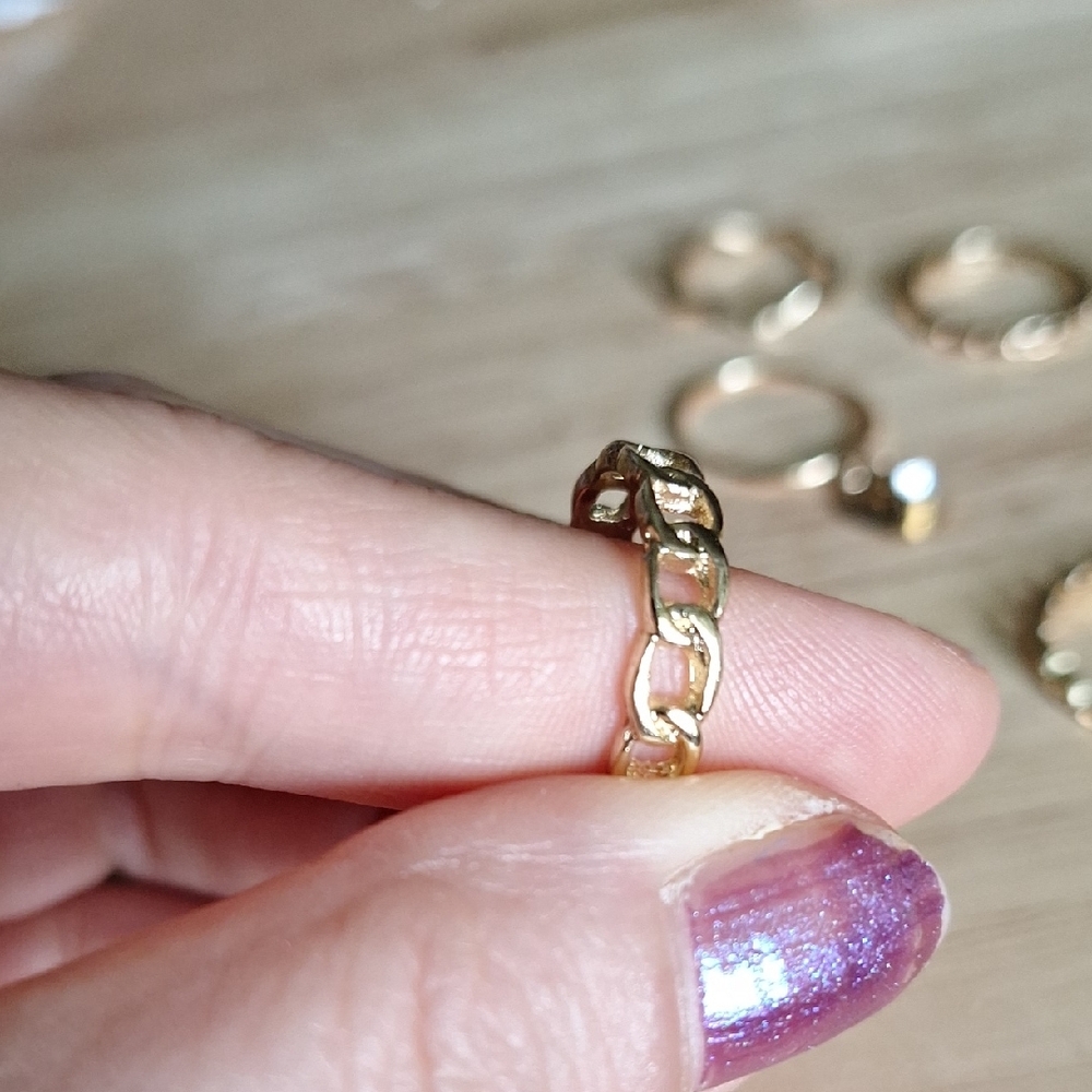 Vintage-Style Gold-tone Ring Set with Crown Design - Picture 2 of 8